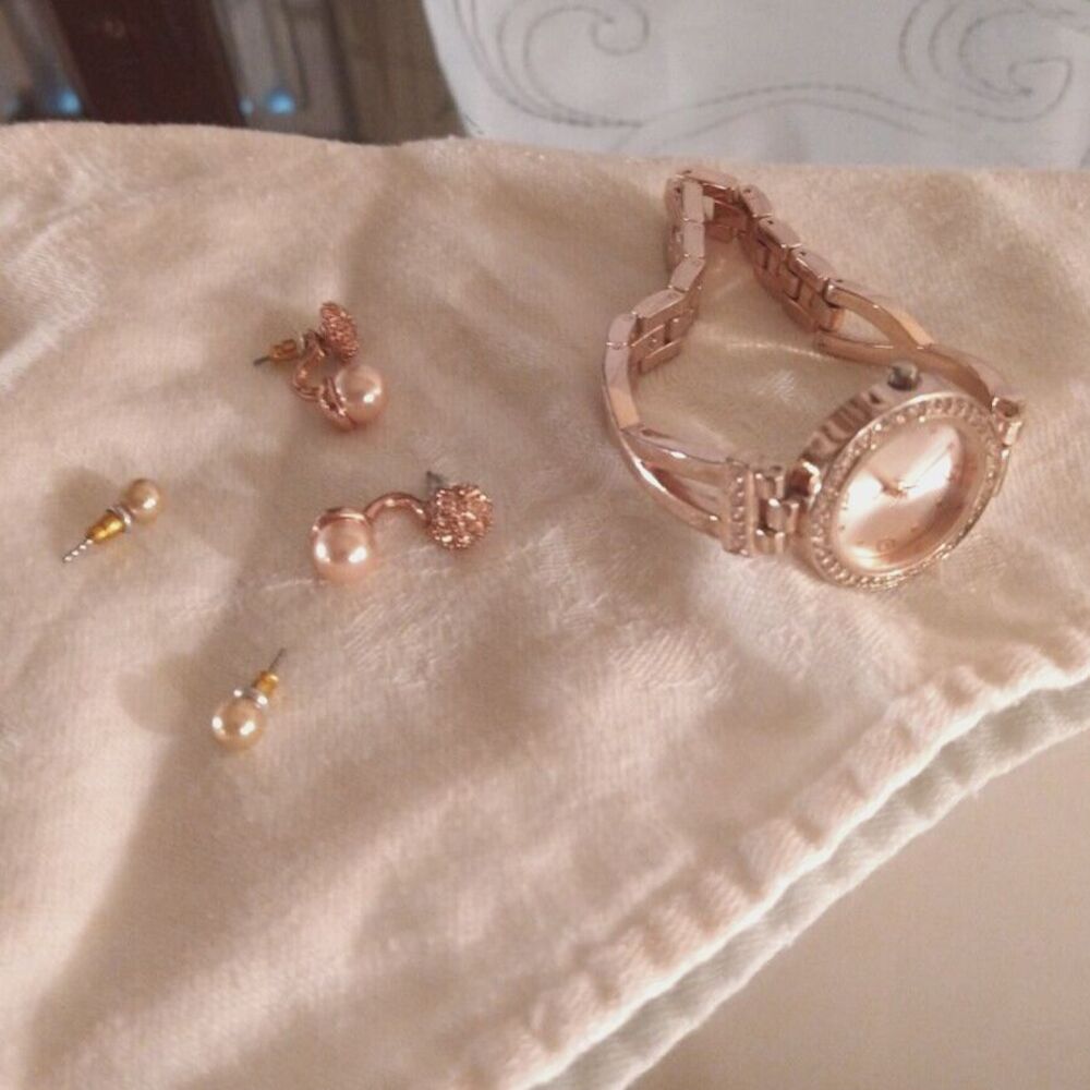 Entertainable Earrings Rose Gold Color With A Matching Watch